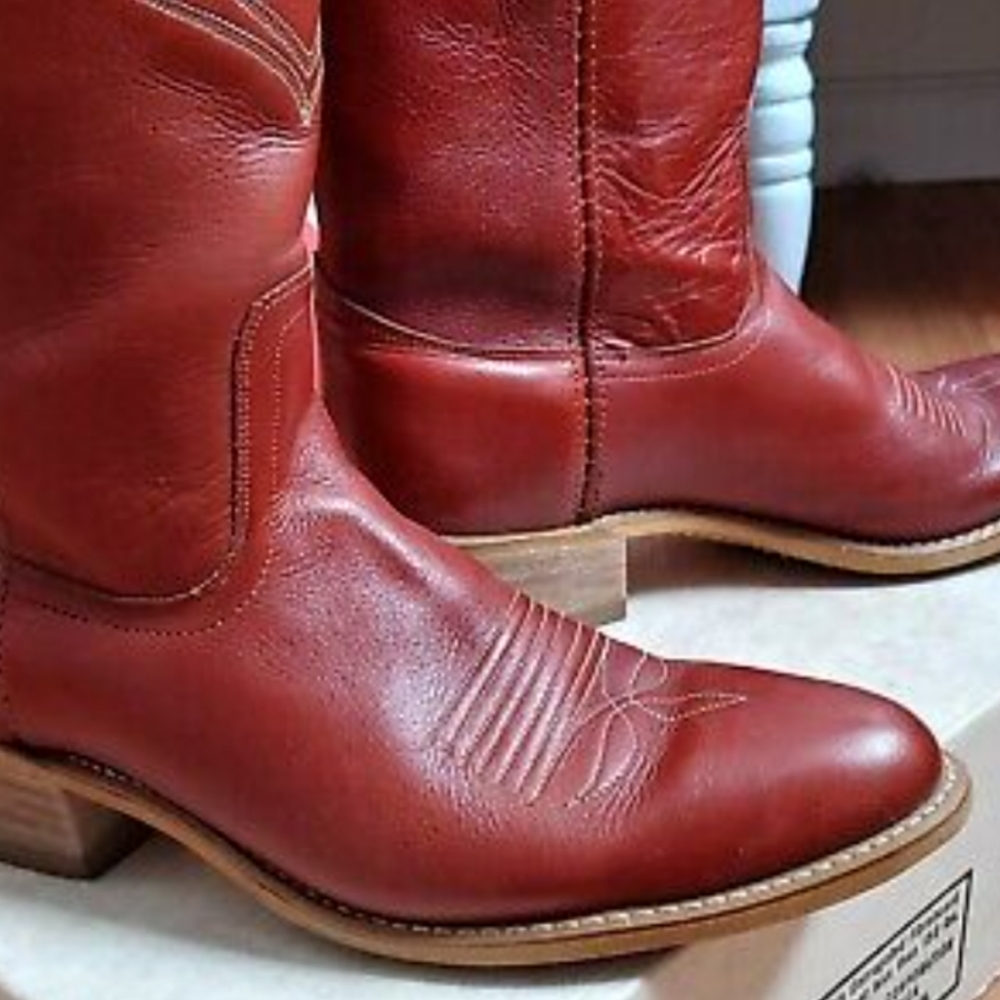 Perfect Vintage Dingo boots MINT condition & gorgeous red/brown. Lightly used.